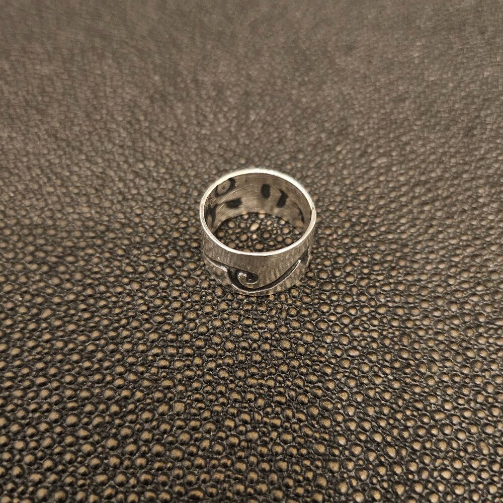 NEW STERLING SILVER BAND RING ENGRAVED WITH BLACK OCEAN WAVE LINES -WOMEN SIZE 4